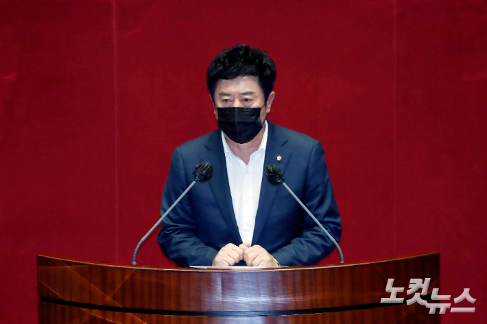 뇌물 수수 혐의를 받는 국민의힘 정찬민 의원이 5일 구속됐다. 윤창원 기자