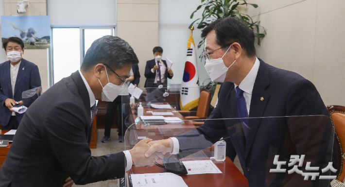 서욱 국방부 장관이 8일 국회에서 열린 국방위원회 전체회의를 마친 뒤 민홍철 위원장과 인사를 나누고 있다. 윤창원 기자