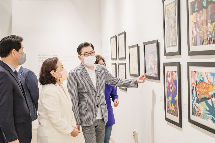 이정훈 구청장이 전시된 작품들을 감상하고 있다. 강동구 제공 