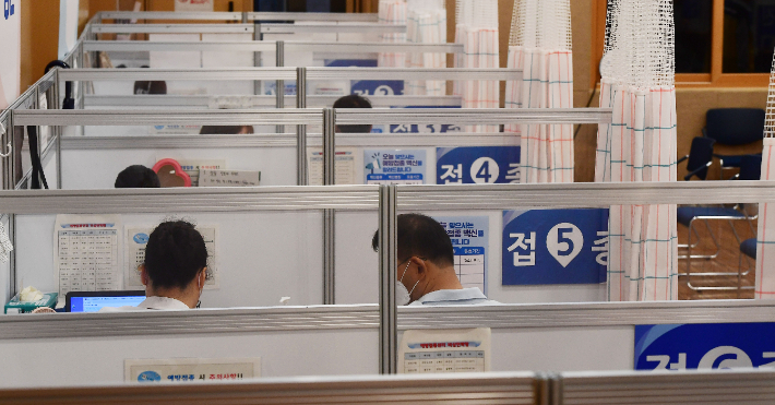 서울 양천구 예방접종센터를 찾은 시민들이 코로나19 백신 접종을 받고 있다. 황진환 기자