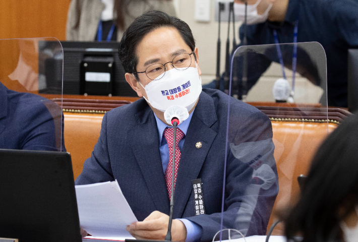 국민의힘 박수영 의원이 6일 국회에서 열린 정무위원회의 금융위원회의에 대한 국정감사에서 질의하고 있다. 연합뉴스