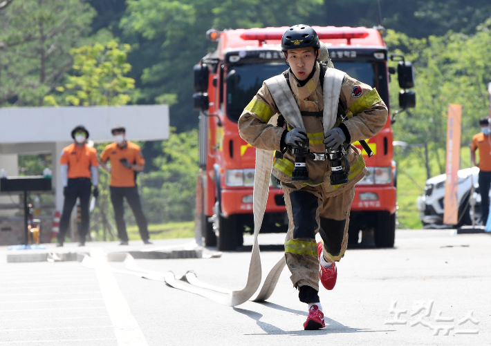지난 6월 21일 오전 서울 은평구 소방학교에서 열린 '2021 서울소방기술경연대회 구조분야' 참가한 소방관들이 훈련으로 갈고 닦은 기량을 뽐내고 있다. 황진환 기자