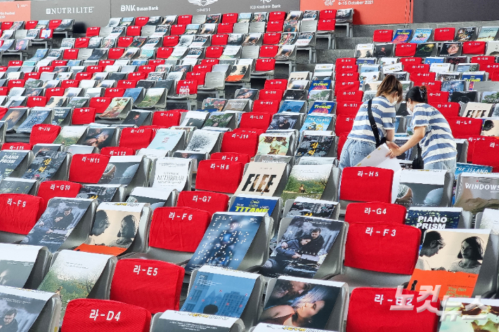 제26회 부산국제영화제 개막을 앞둔 6일 영화의 전당 야외극장 빈객석에 초청작 223편 포스터를 부착하고 있다. 송호재 기자