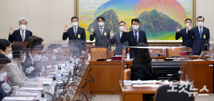 고승범 금융위원장(왼쪽)과 참석자들이 6일 국회에서 열린 정무위원회의 금융위원회의에 대한 국정감사에서 선서를 하고 있다. 윤창원 기자