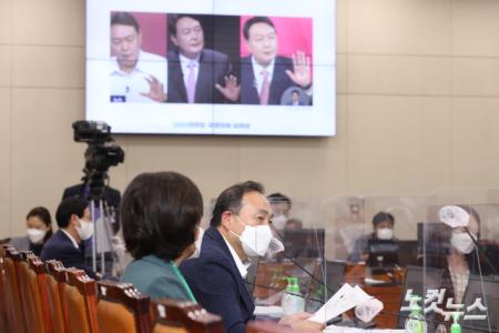 국정감사에 등장한 윤석열 손바닥 왕(王)자 논란