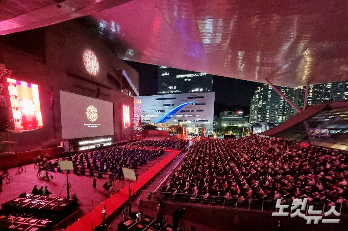 제26회 부산국제영화제가 6일 부산 영화의 전당에서 개막했다. 송호재 기자