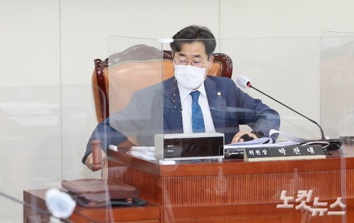 13일 국회에서 열린 국회 교육위원회의 '국가교육위원회 설치 및 운영에 관한 법률안'에 대한 제1차 안건조정위원회에서 박찬대 위원장이 의사봉을 두드리고 있다. 윤창원 기자