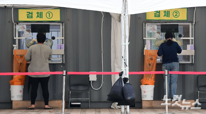 서울광장에 마련된 선별검사소에서 시민들이 검사를 받고 있다. 황진환 기자