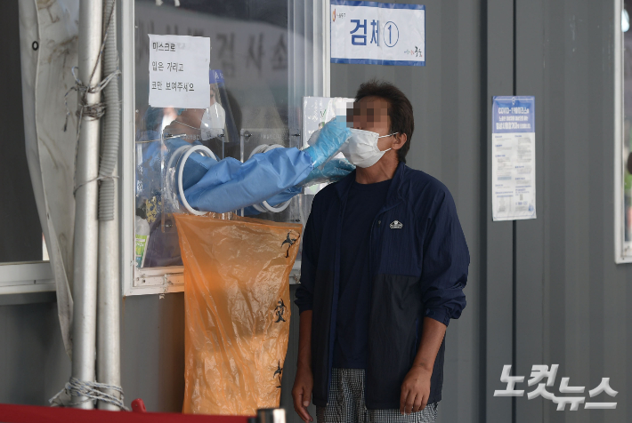 서울 중구 서울역 선별진료소에서 시민들이 검사를 받고 있다. 이한형 기자