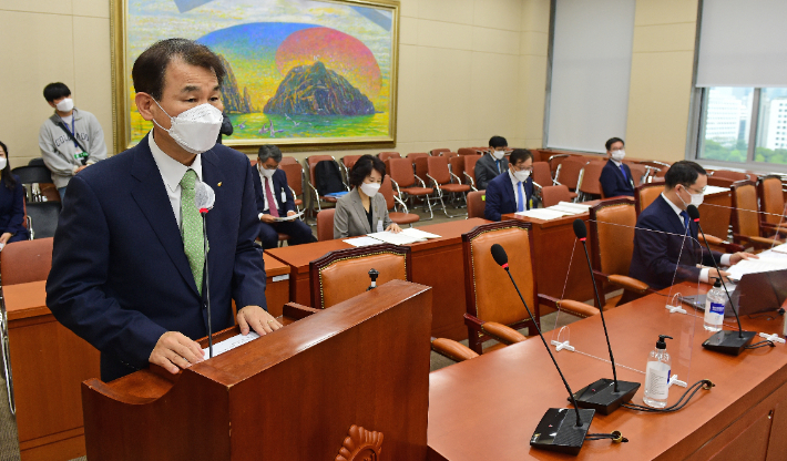 정은보 금융감독원장이 7일 국회에서 열린 정무위원회의 금융감독원에 대한 국정감사에서 업무보고하고 있다. 연합뉴스