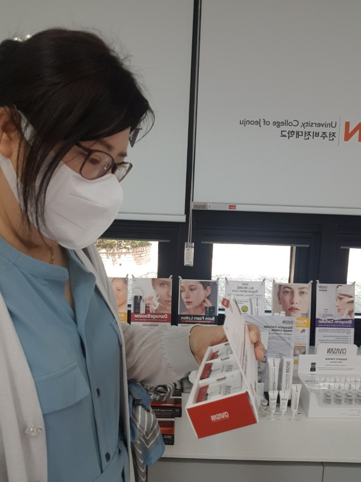 전주비전대학교 미용건강과는 ㈜시바산으로부터 2천5백만원 상당의 피부미용 제품 및 피부미용 전문기기를 기증받았다. 전주비전대 제공