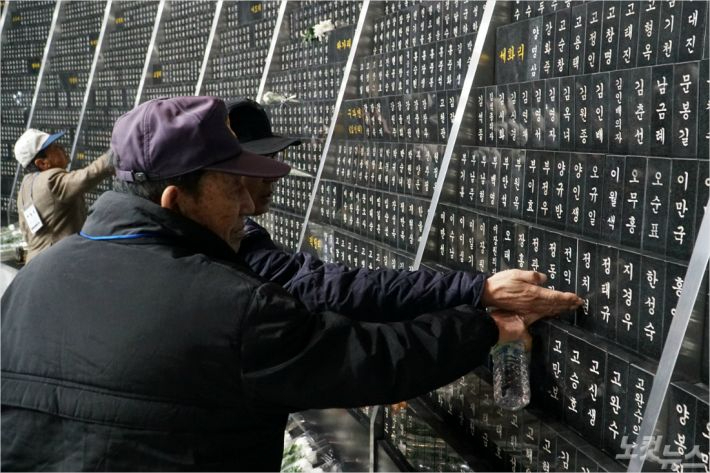 제주 4.3 평화공원을 찾은 4.3 유족들. 고상현 기자