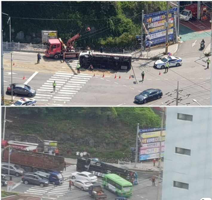 스쿨버스가 다니는 길에 화물차 전복 사고가 난 모습. 구평초학부모회 제공