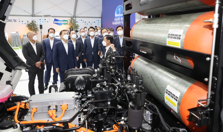 President Moon, who met Chung Eui-sun and Choi Tae-won, said, "The hydrogen economy is limitless, we are a 'team'" thumbnail