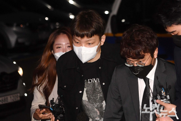 무면허 운전을 하다 음주 측정 요구를 거부하고 경찰관을 폭행한 혐의를 받는 래퍼 노엘(21·본명 장용준)이 30일 서울 서초경찰서에 출석하고 있다. 박종민 기자