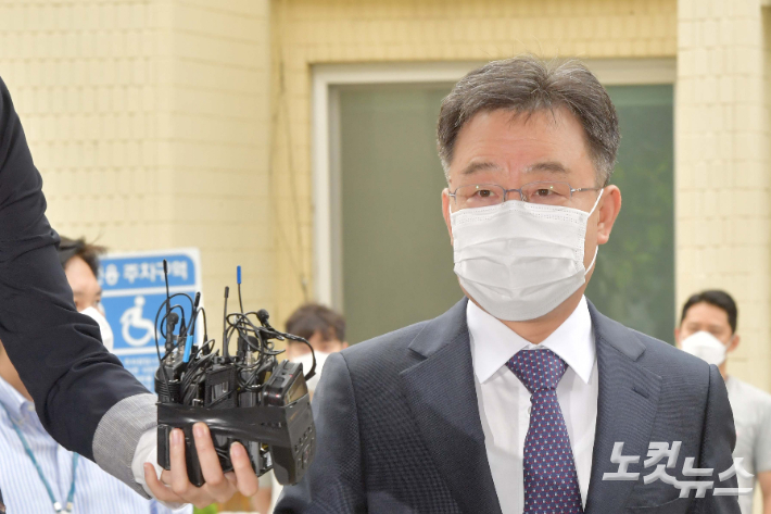 화천대유자산관리 대주주 김만배 씨가 참고인 조사를 받기 위해 서울 용산경찰서에 출석하고 있다. 박종민 기자