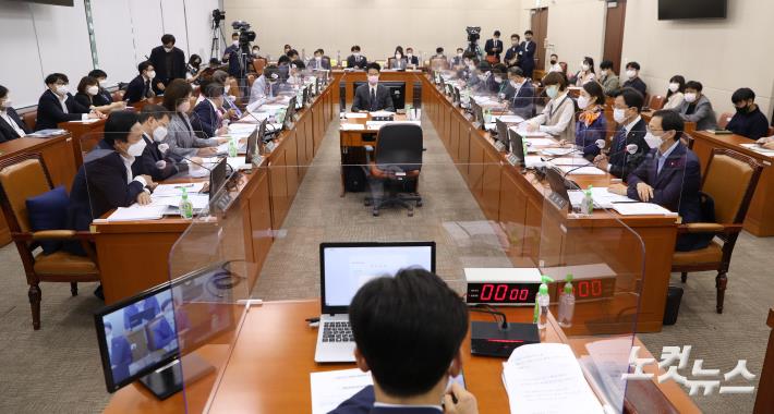 대장동 관련 리본에 대립하는 여야 의원들