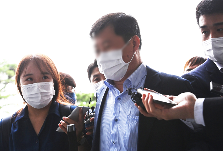 천화동인 1호 이한성 대표가 8일 경찰 조사를 받기 위해 경기남부경찰청에 출석했다. 연합뉴스