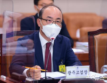 답변하는 조종태 광주고검장