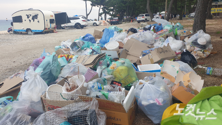 개천절 연휴였던 지난 4일 강릉지역의 한 해변에 관광객들이 버린 쓰레기가 산더미처럼 쌓여 있는 모습. 전영래 기자