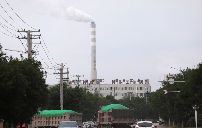 지난달 29일 중국 랴오닝성 선양에 있는 한 석탄화력 발전소의 굴뚝에서 연기가 솟아오르고 있다. 연합뉴스