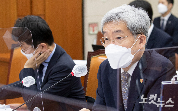 고승범 금융위원장(오른쪽)이 지난 6일 국회에서 열린 정무위원회의 금융위원회의에 대한 국정감사에서 의원들 질의에 답을 하고 있다. 윤창원 기자