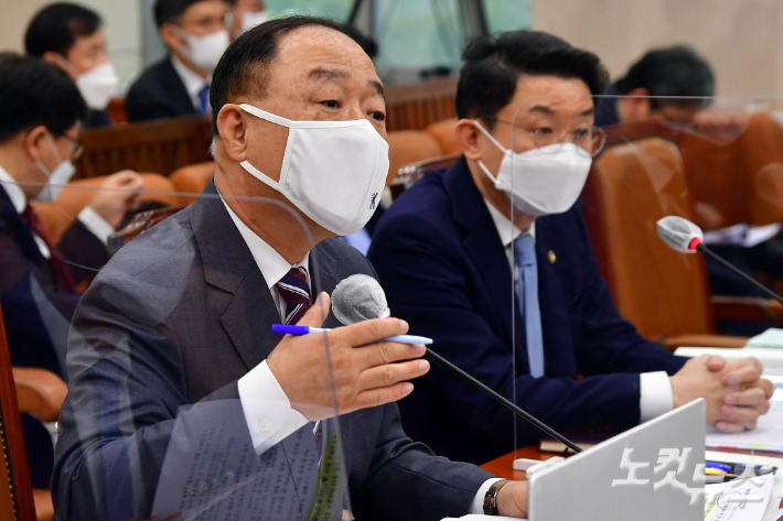 국회에서 열린 기획재정위원회의 기획재정부(조세정책)에 대한 국정감사에서 홍남기 경제부총리 겸 기획재정부 장관이 의원 질의에 답변을 하고 있다. 윤창원 기자