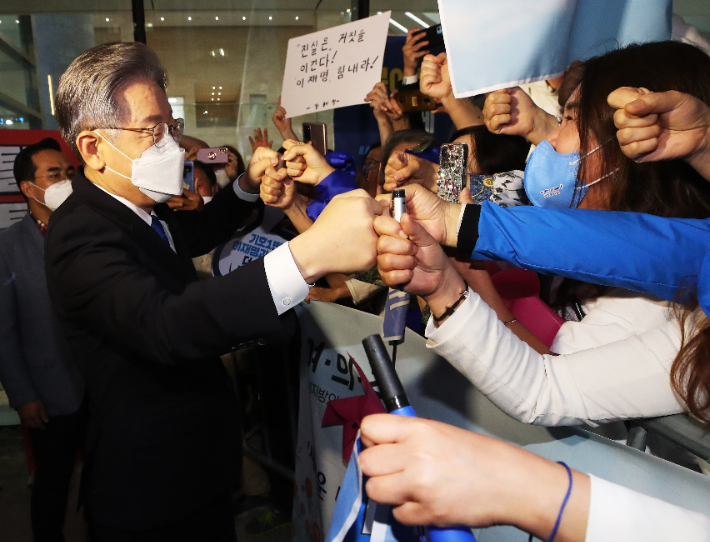 더불어민주당 이재명 대선 경선 후보가 9일 오후 경기도 수원시 영통구 수원컨벤션센터에서 열린 경기 합동연설회에서 결과 발표 후 행사장을 나서며 지지자들을 향해 인사하고 있다. 연합뉴스