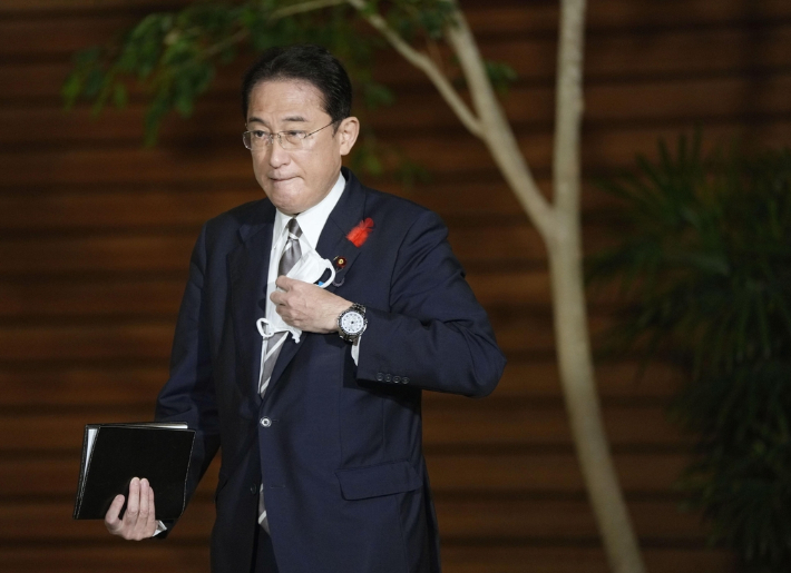 기시다 후미오 일본 총리가 지난 7일 저녁 관저 로비에서 약식 기자회견을 하기 위해 걸어가고 있다.  연합뉴스