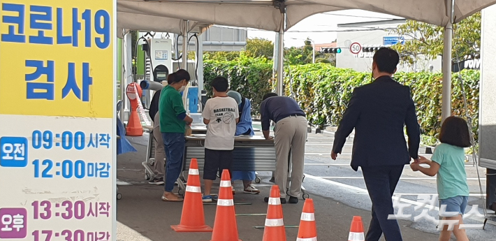 제주도는 10일 오후 5시 현재 8명의 코로나19 확진자가 발생해, 누적 확진자 수는 총 2972명으로 집계됐다. 김대휘기자