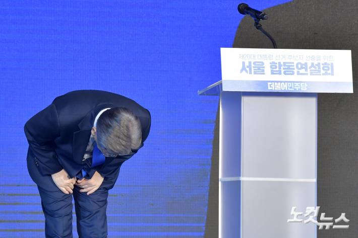 인사하는 이재명 대선 후보