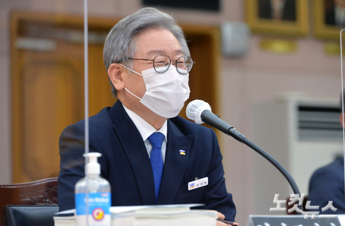 이재명 경기도지사가 지난해 10월 경기도 수원시 팔달구 경기도청에서 열린 국회 국토교통위원회의 경기도에 대한 국정감사에서 미소를 짓고 있다. 사진공동취재단