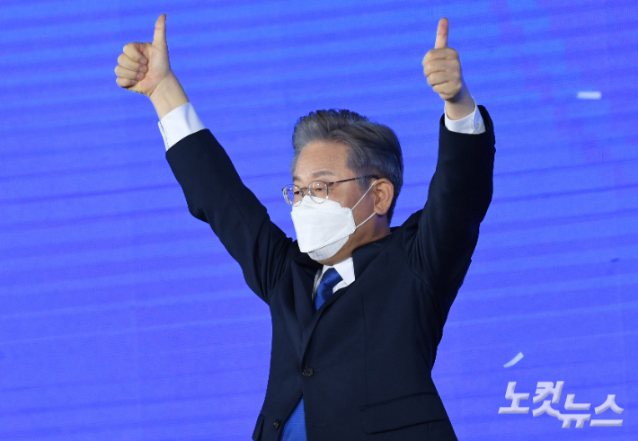 더불어민주당 제20대 대통령 후보에 선출된 이재명 경기도지사가 10일 오후 서울 송파구 올림픽공원 SK올림픽핸드볼경기장에서 열린 서울 합동연설회에서 두 손을 들어 인사하고 있다. 박종민 기자