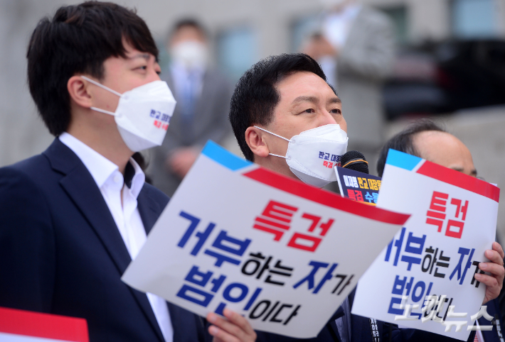 8일 국민의힘이 서울 여의도 국회 본청 계단 앞에서 대장동 개발 의혹 특검을 관철하기 위한 '천막 투쟁'을 시작한 가운데 김기현 원내대표가 출정식에서 발언을 하고 있다. 박종민 기자