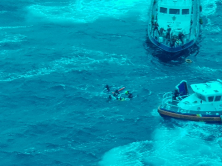 부산 앞바다에서 레저보트가 전복돼 승선원 9명이 물에 빠졌다가 해경에 의해 구조됐다. 부산해양경찰서 제공