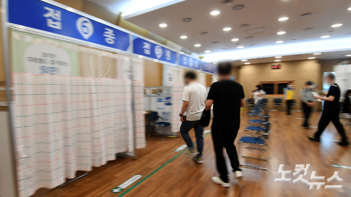서울 양천구 예방접종센터를 찾은 시민들이 코로나19 백신 접종을 받고 있다. 황진환 기자