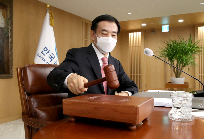 이주열 한국은행 총재가 12일 금융통화위원회에서 기준금리를 동결하기로 결정하고 의사봉을 두드리고 있다. 한은 제공