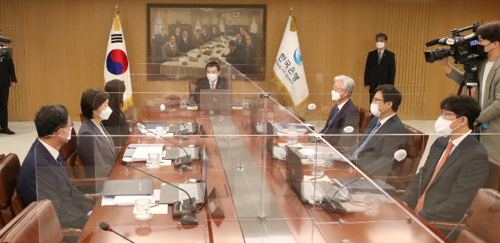 한국은행이 12일, 위원 7명 전원이 참석한 가운데 금융통화위원회를 열고 있다. 한국은행 제공