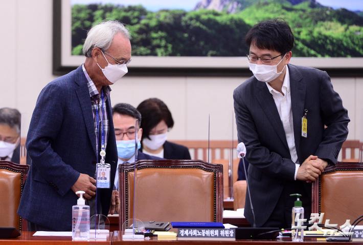 대화하는 문성현 경제사회노동위원회 위원장-박준식 최저임금위원회 위원장