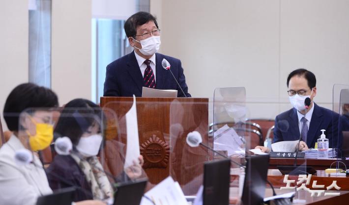 12일 서울 여의도 국회에서 환경노동위원회의 경제사회노동위원회·중앙노동위원회·최저임금위원회 등에 대한 국정감사가 열린 가운데 박수근 중앙노동위원회 위원장이 업무보고를 하고 있다.