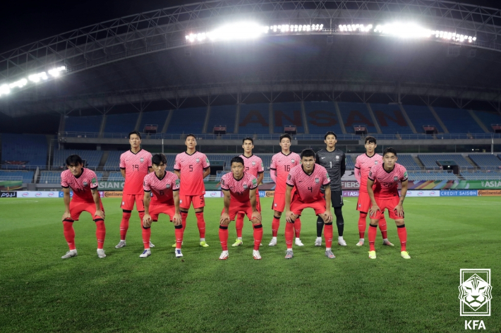 지난 시리아와 홈 경기에서 빨간색 유니폼을 입고 나섰던 축구대표팀 선수들. 대한축구협회 제공