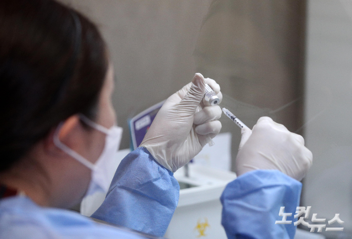 서울 용산구 예방접종센터 코로나19 백신 보관소에서 의료진이 화이자 백신을 분주하는 모습. 이한형 기자