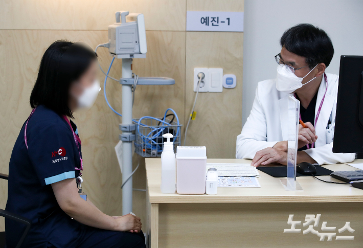 서울 중구 국립중앙의료원 중앙예방접종센터에서 치료병원 종사자들이 백신 접종을 받기 전 예진을 받고 있다. 황진환 기자