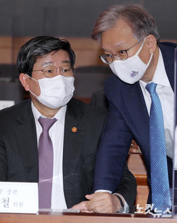 대화하는 전해철-권칠승