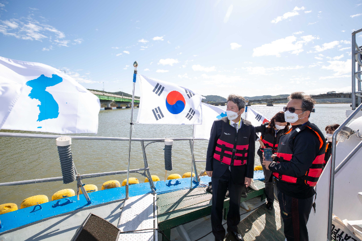 이인영 통일부 장관이 13일 김포 한강하구 중립지역으로 이동하는 배에 승선해 강화대교 아래를 지나고 있다. 연합뉴스