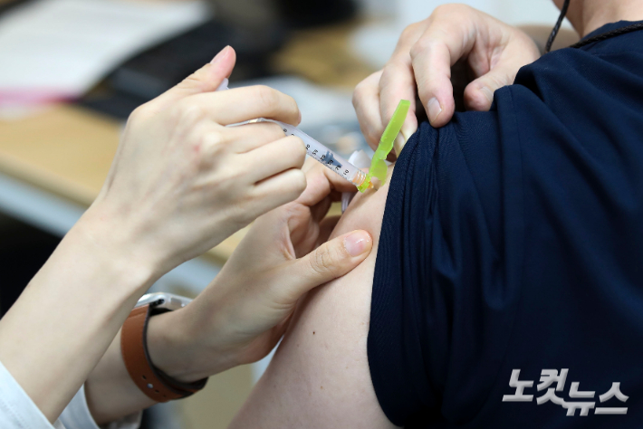  서울 중구 국립중앙의료원 중앙예방접종센터에서 치료병원 종사자들이 백신 접종을 받고 있다. 황진환 기자