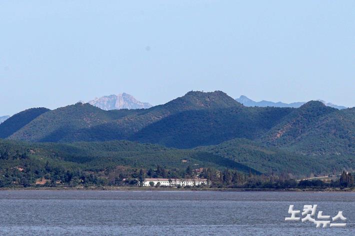 김포 한강하구 중립지역에서 보이는 북한 개성 지역