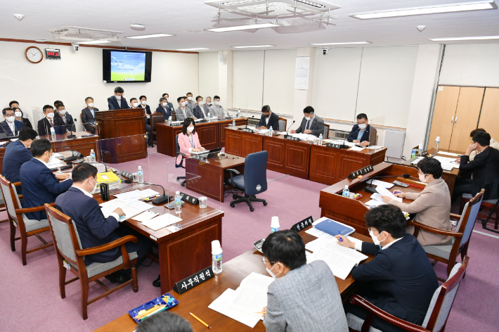 13일 제주도 교통항공국과 공항확충지원단을 상대로 열린 제주도의회 환경도시위원회 행정사무감사. 제주도의회 제공