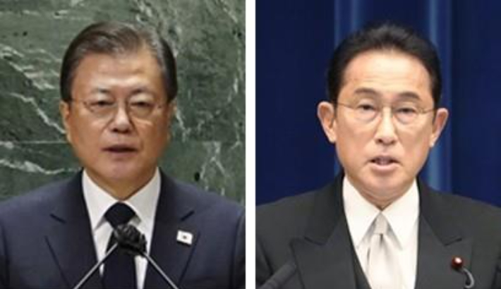 왼쪽부터 문재인 대통령·기시다 후미오 일본 총리. 연합뉴스
