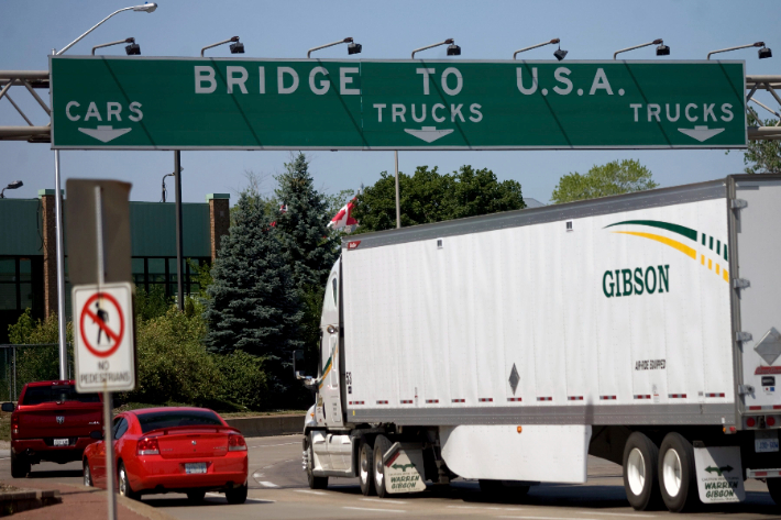 국경을 통과해 캐나다에서 미국으로 넘어가는 트럭. 연합뉴스